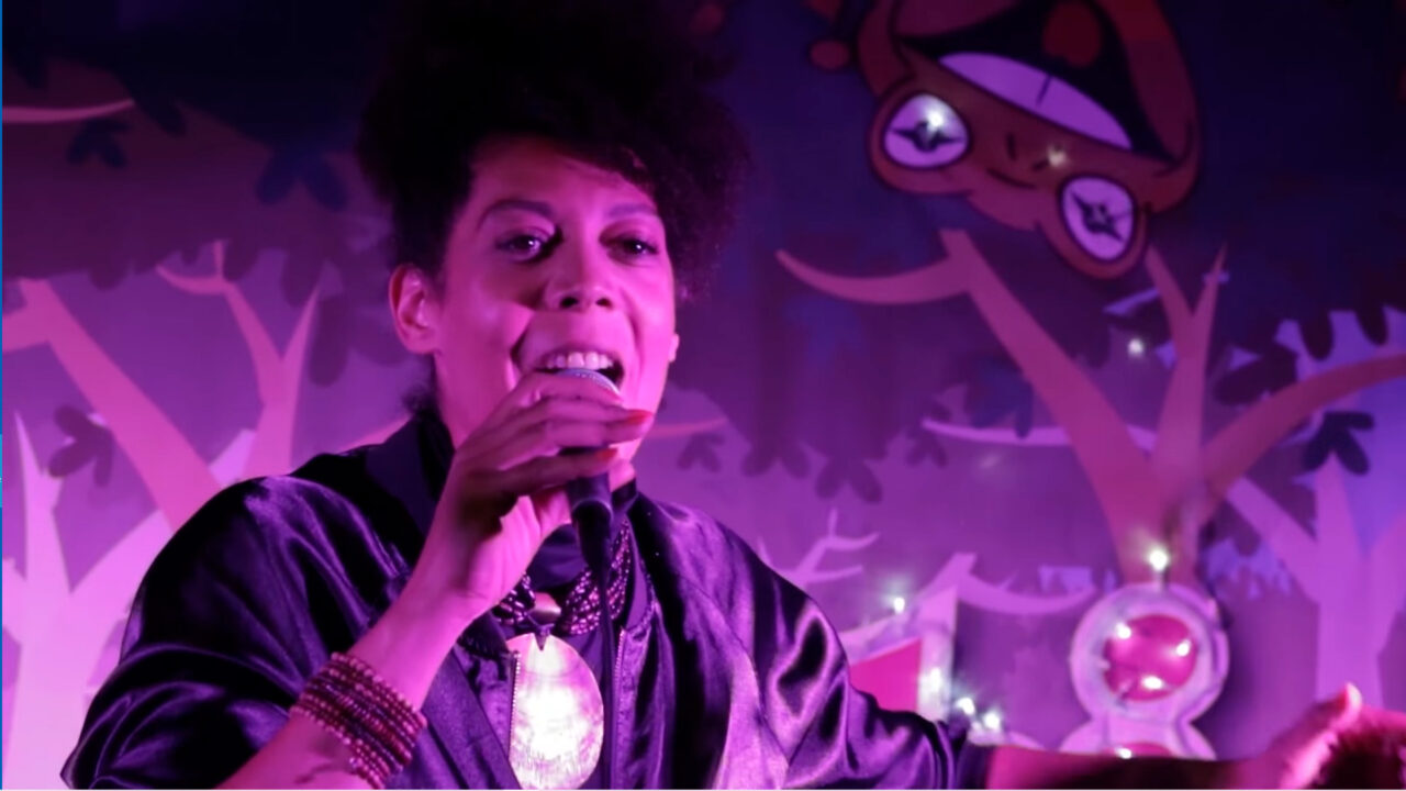 Prinsess Jorge sur scène au Kiki Musik Festival chantant Natural